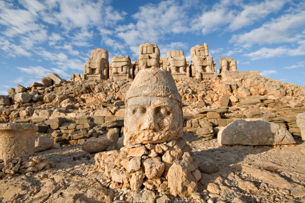 nemrut berg, adiyaman, türkei. - nemrud dagh mountain turkey history stock-fotos und bilder