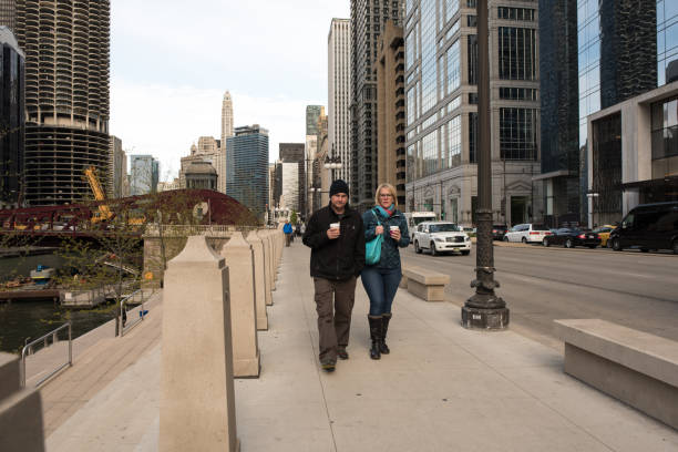 カップル散歩シカゴのダウンタウン - millennium park audio ストックフォトと画像