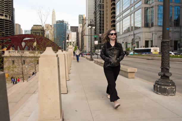 mujer elegante camina inicio de trabajo en chicago - millennium park audio fotografías e imágenes de stock