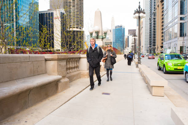 人が歩いてダウンタウン シカゴ - millennium park audio ストックフォトと画像