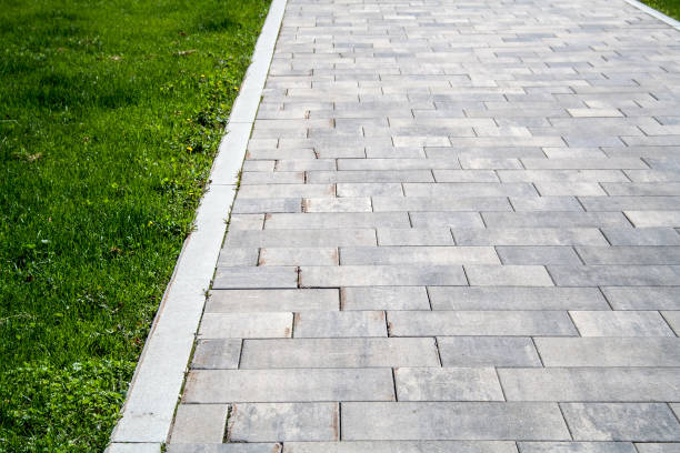 istock Graystone sidewalk with grass. background, nature 821291022