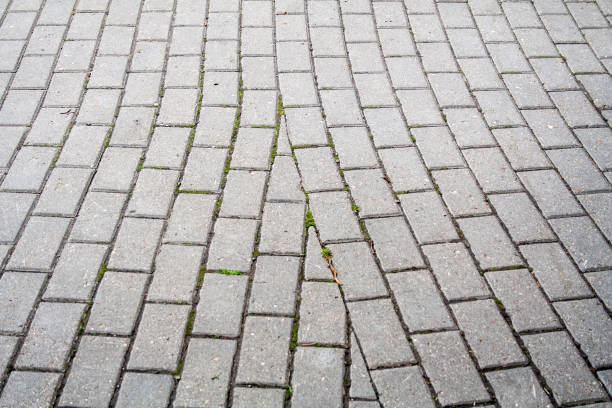 szary chodnik z kafelkami. tło, tekstura - pedestrian walkway avenue black block zdjęcia i obrazy z banku zdjęć