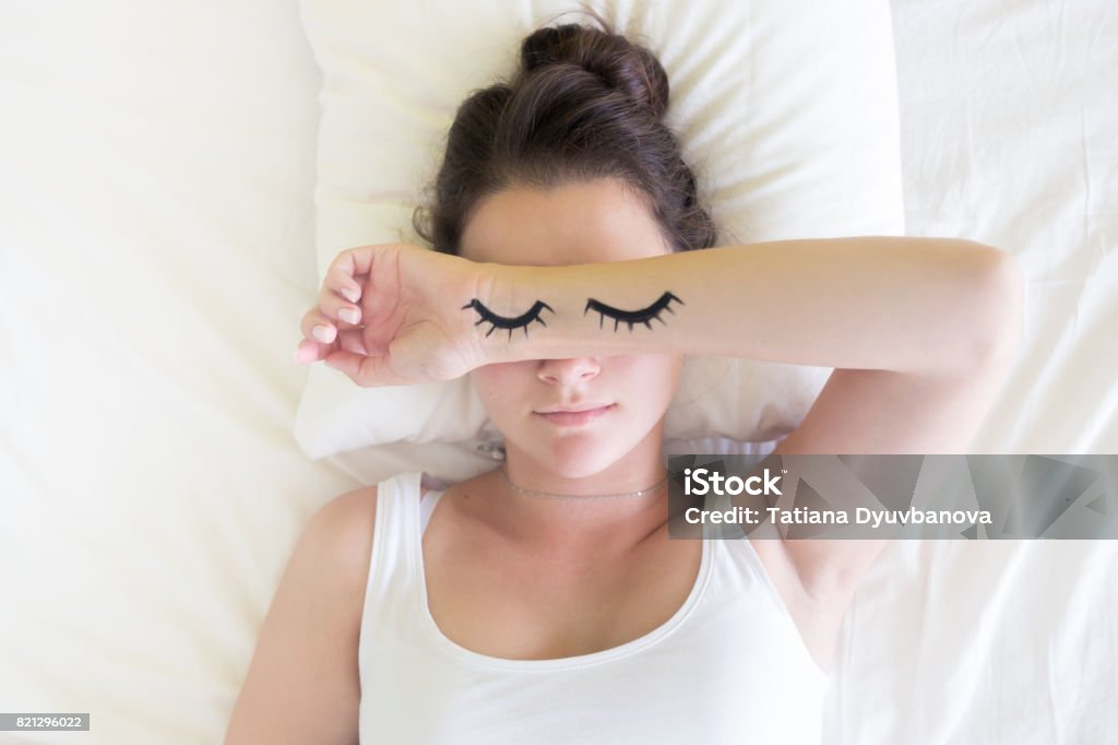 Boyalı uyuyan gözler ve sabah zaman yatakta esmer genç kadın - Royalty-free Uyumak Stok görsel