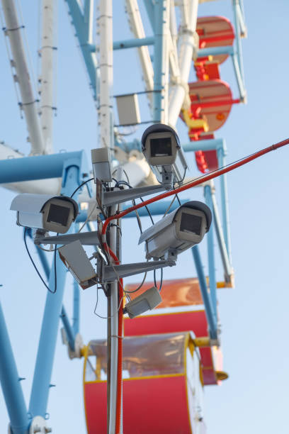 kilka kamer monitoringu porządku publicznego w parku rozrywki - secrecy surveillance security system order zdjęcia i obrazy z banku zdjęć