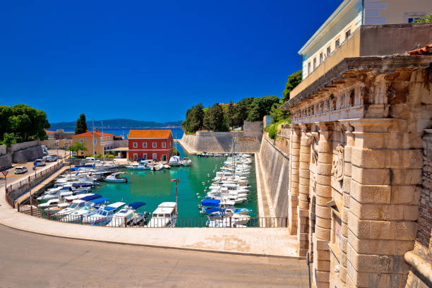 porta della città di zara e vista sul porto di fosa, dalmazia, croazia - sea life centre foto e immagini stock