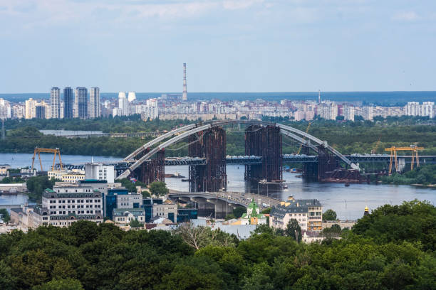 puente inconcluso, presa-voskresenskij puente, río dnipro, podol, verano en kiev, ucrania - podolsk fotografías e imágenes de stock