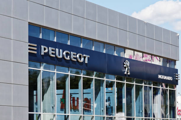 peugeot signent la construction du centre de service. - automotive repair center photos et images de collection