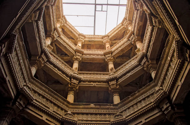 garde-corps adalaj du bas au haut de la page vue - indian heritage place, ahmedabad, gujarat ville touristique. - large dome photos et images de collection