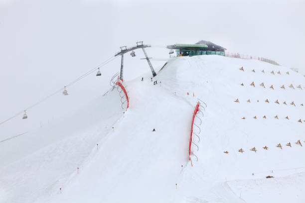 パノラマ ビュー冬ドロミテ、イタリアのドロミテのスキー場。 - dolomites ski lift winter ski track ストックフォトと画像