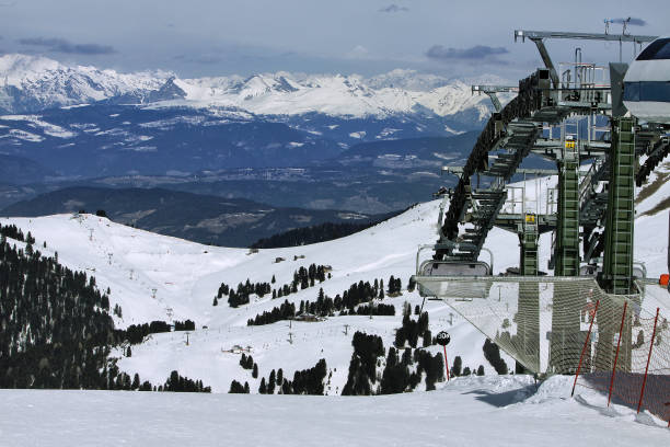 катание на лыжах на доломите. вид с вершины горы на долину. италия. - dolomites ski lift winter ski track стоковые фото и изображения