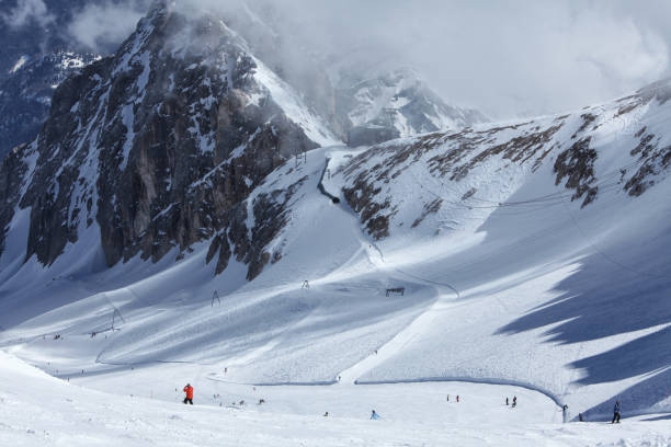 パノラマ ビュー冬ドロミテ、イタリアのドロミテのスキー場。 - dolomites ski lift winter ski track ストックフォトと画像