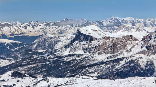 パノラマ ビュー冬ドロミテ、イタリアのドロミテのスキー場。 - dolomites ski lift winter ski track ストックフォトと画像