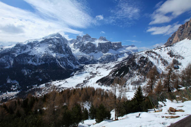 パノラマ ビュー冬ドロミテ、イタリアのドロミテのスキー場。 - dolomites ski lift winter ski track ストックフォトと画像