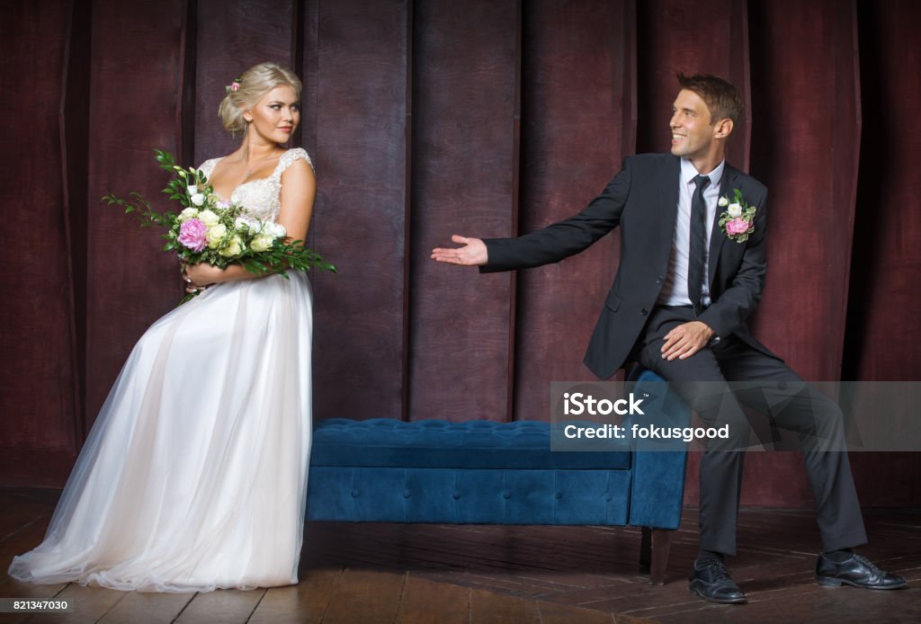 hält die Hand der Braut, Bräutigam - Lizenzfrei Abmachung Stock-Foto