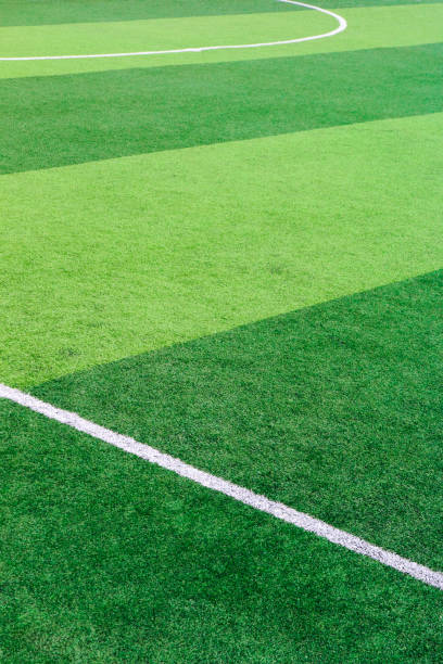 Zdjęcie zielonego boiska do trawy syntetycznej z białą linią strzał z góry – zdjęcie