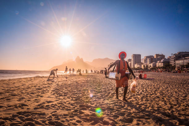 fournisseur de leão mate à la plage d’ipanema, rio de janeiro, brésil. - passenger ship flash photos et images de collection