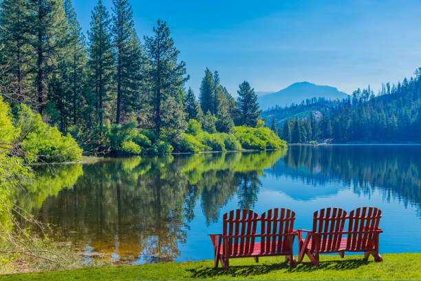 mattina di primavera a hume lake vicino al kings canyon national park, ca - kings park foto e immagini stock