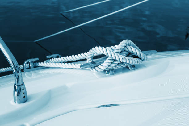 zbliżenie liny węzeł morski związany wokół palika na łodzi lub statku, łódź cumowania liny. - moored nautical vessel tied knot sailboat zdjęcia i obrazy z banku zdjęć