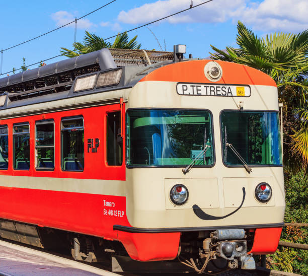 ポンテ トレーザ ルガーノ駅への列車します。 - lugano ストックフォトと画像