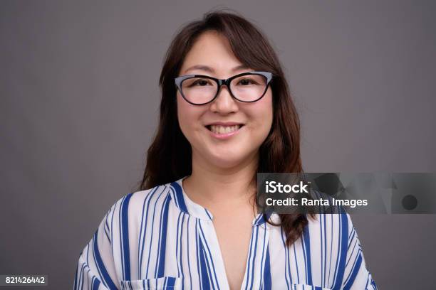 Studioaufnahme Von Reife Schöne Asiatische Geschäftsfrau Vor Grauem Hintergrund Stockfoto und mehr Bilder von Frauen