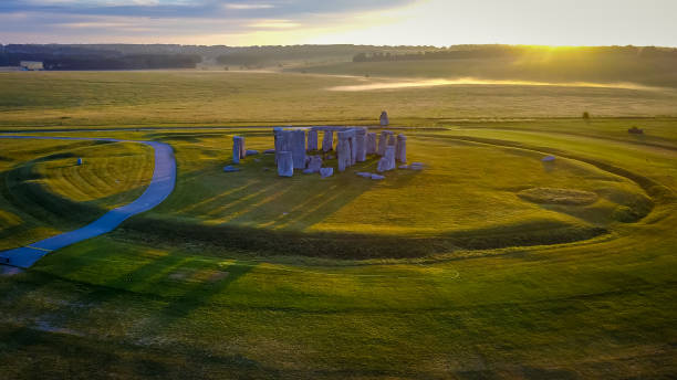 stonehenge al amanecer - stonehenge fotografías e imágenes de stock