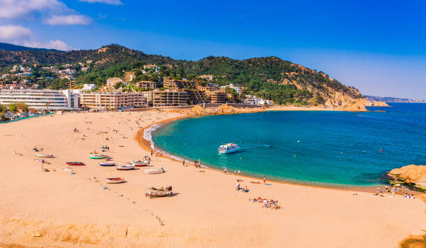 paisaje de mar badia bahía de tossa de mar en girona, cataluña, españa cerca de barcelona. antiguo castillo medieval con la bonita playa de arena y aguas cristalinas. famoso destino turístico en la costa brava - maresme fotografías e imágenes de stock