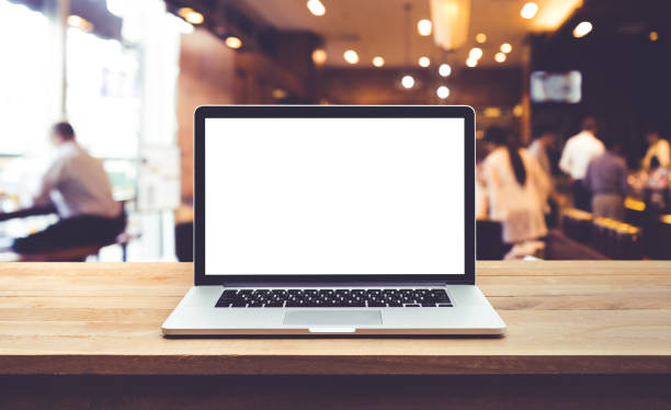 computador, laptop com tela em branco na mesa de café, restaurante - ecrã em branco - fotografias e filmes do acervo