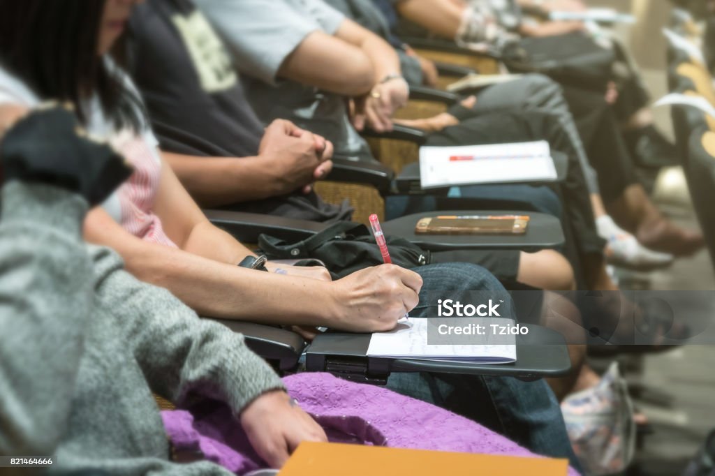 会議ホールやセミナー会議、ビジネスおよび教育概念のテーブルで紙に書く女性の手のショットを閉じる - 記者会見のロイヤリティフリーストッ�クフォト