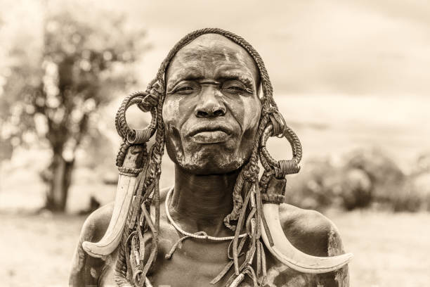 guerrero desde la tribu mursi, etiopía africano - indigenous culture fotos fotografías e imágenes de stock