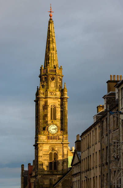 istock Tron Kirk clock tower in Edinburgh, Scotland 821493602