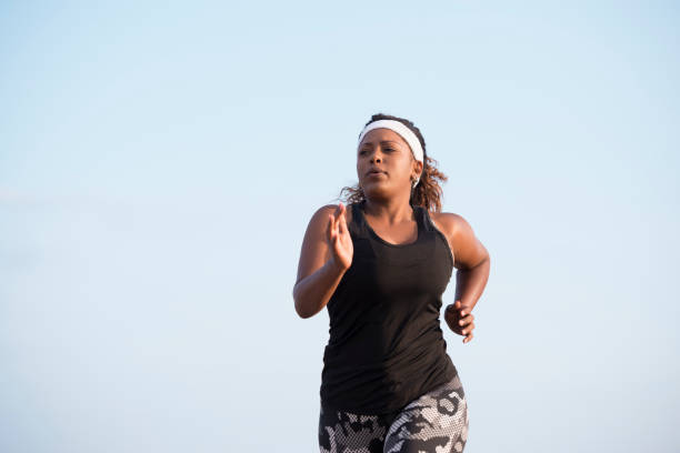 poranny trening tłustej kobiety do utraty wagi. - breathing exercise jogging exercising relaxation exercise zdjęcia i obrazy z banku zdjęć