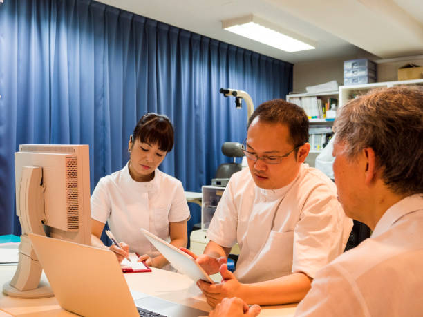 istock Asian doctor explain to patient by using digital tablet. 821516718