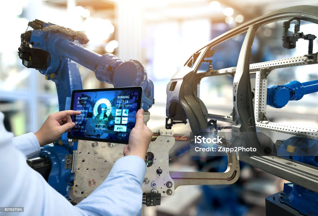 Engenheiro de mão usando tablet com máquina sistema software de monitoramento em tempo real. Máquina de braço de robô automação industrial automotiva fábrica smart indústria muito 4, a operação de fabricação digital. - Foto de stock de Manufaturar royalty-free Engenheiro de mão usando tablet com máquina sistema software de monitoramento em tempo real. Máquina de braço de robô automação industrial automotiva fábrica smart indústria muito 4, a operação de fabricação digital. - Foto de stock de Manufaturar royalty-free