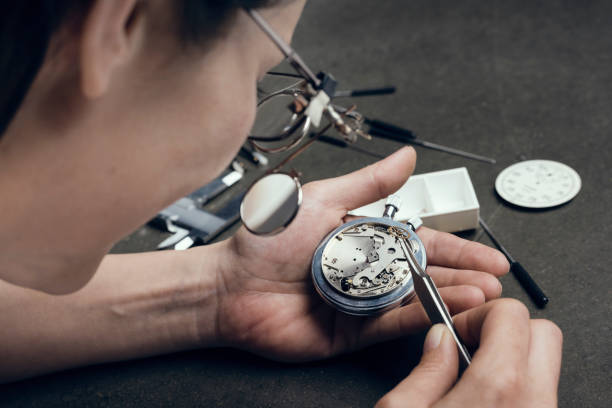 close up retrato de un relojero de la mujer en el trabajo - watchmaking fotografías e imágenes de stock