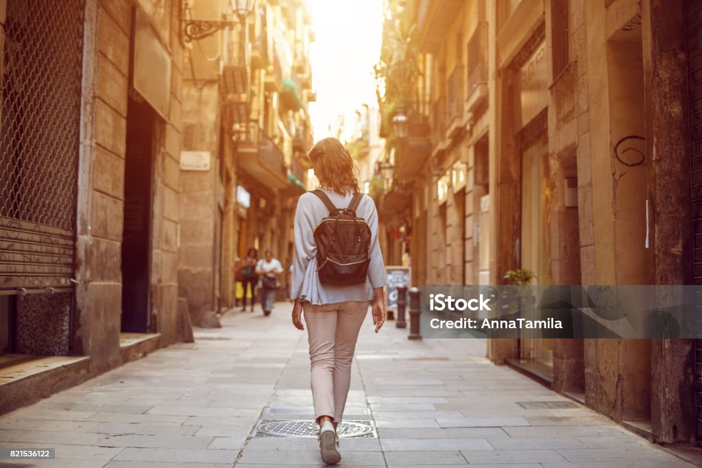 Voyage femme marchant sur la rue de la ville européenne, tourisme en Europe, voyage fond - Photo de Madrid libre de droits