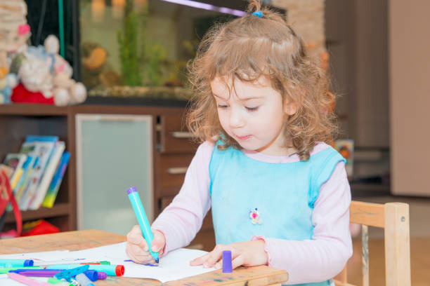 istock The girl learns to draw. 821554910