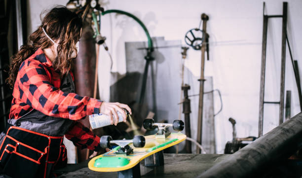 istock Girl spray painting 821568792