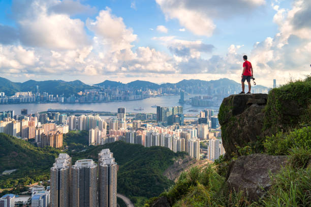 fotografen stehen oben auf der klippe über hong kong stadtbild - tourist city map people stock-fotos und bilder