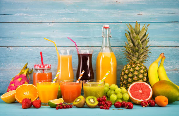varios jugos de frutas - juice vegetable fruit vegetable juice fotografías e imágenes de stock