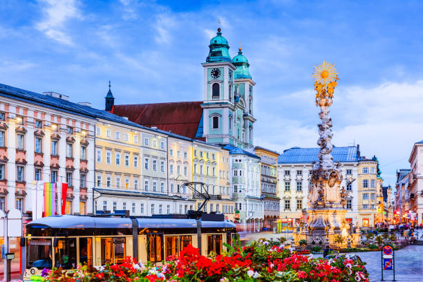 linz, austria. - sunlight sun architectural feature blue imagens e fotografias de stock