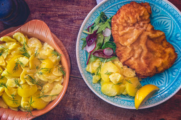 감자와 그린 샐러드와 비 너 슈니첼 - cutlet schnitzel pork scaloppini 뉴스 사진 이미지