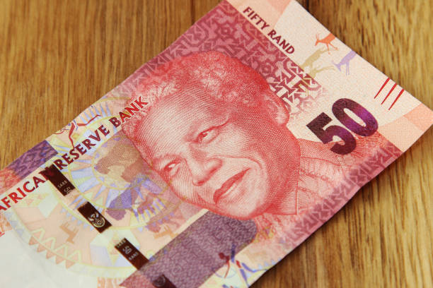 п�римечание южноафриканских 50 рандов. это изображение может быть использовано для представления южноафриканских денег. - nelson mandela стоковые фото и изображения