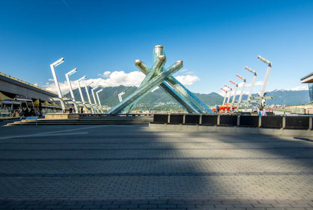 la vasque olympique, comme vu près de front de mer et centre port par un après-midi ensoleillé - olympic torch photos et images de collection