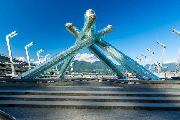 la vasque olympique, comme vu près de front de mer et centre port par un après-midi ensoleillé - olympic torch photos et images de collection
