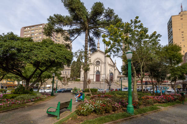 dante alighieri place et santa teresa d’avila cathédrale - caxias sul, rio grande do sul, brésil - alighieri photos et images de collection