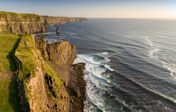 aerial vogelperspektive aus die welt berühmten klippen von moher im county clare irland. - republic of ireland cliffs of moher cliff galway stock-fotos und bilder