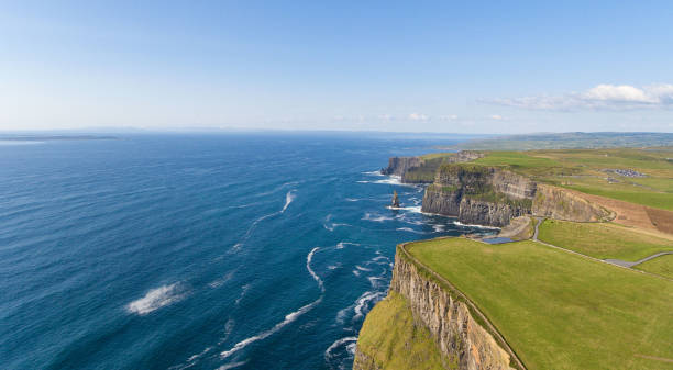 aerial vogelperspektive aus die welt berühmten klippen von moher im county clare irland. - republic of ireland cliffs of moher cliff galway stock-fotos und bilder