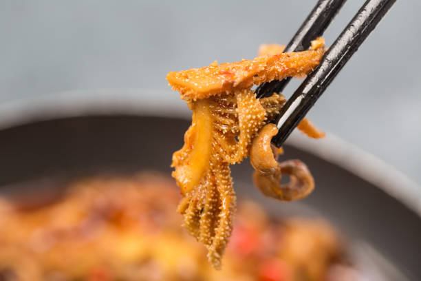 beef omasum stewed with red chili and garlic in black pot