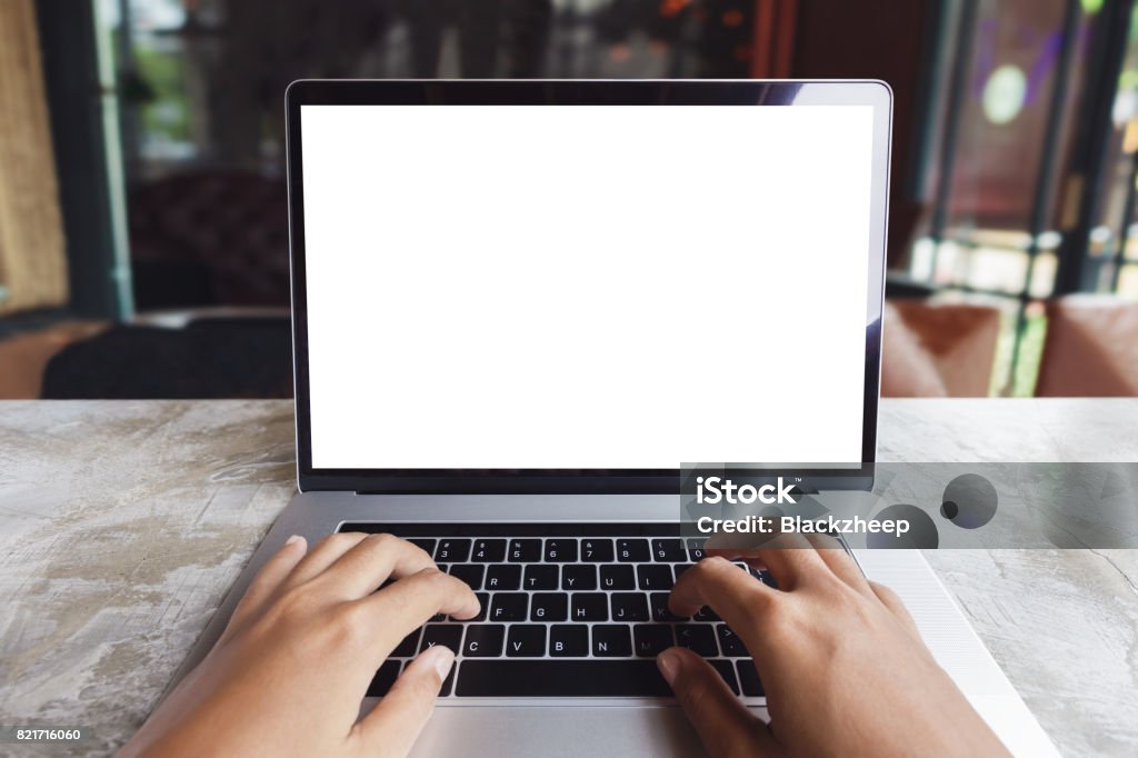 Close-up Hand Eingabe Tastatur Computer in Coffee-shop - Lizenzfrei Laptop Stock-Foto
