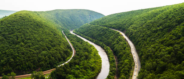 rafting at the lehigh river near by jim thorp (mauch chunk), carbon county, poconos region, pennsylvania - lehigh river imagens e fotografias de stock